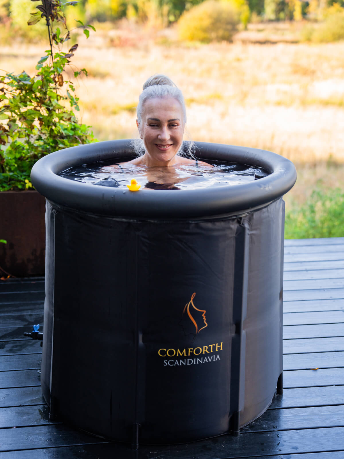 Smilende kvinne i Comforth luksus isbad