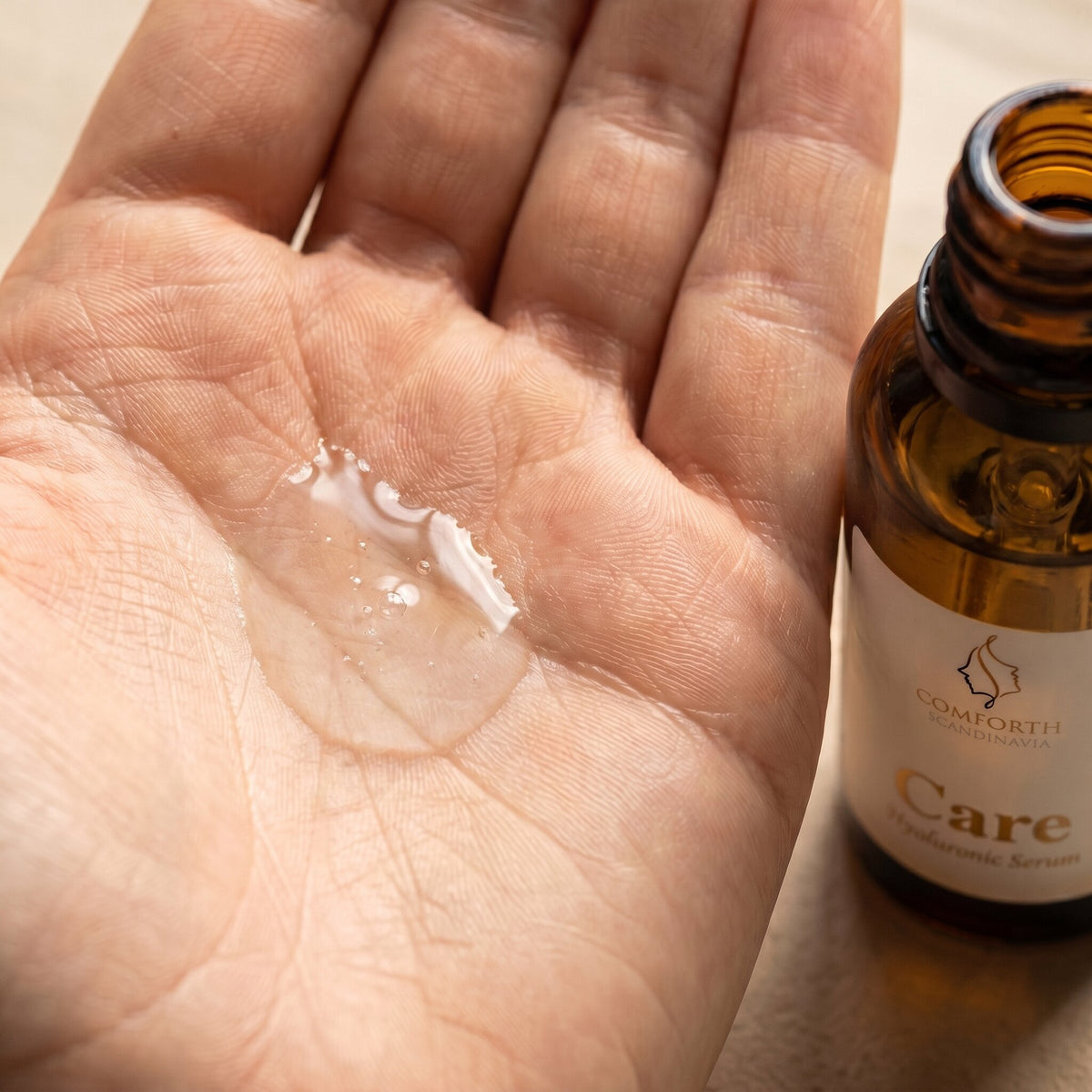 Dråpe Comforth Care Hyaluronic Serum i håndflaten