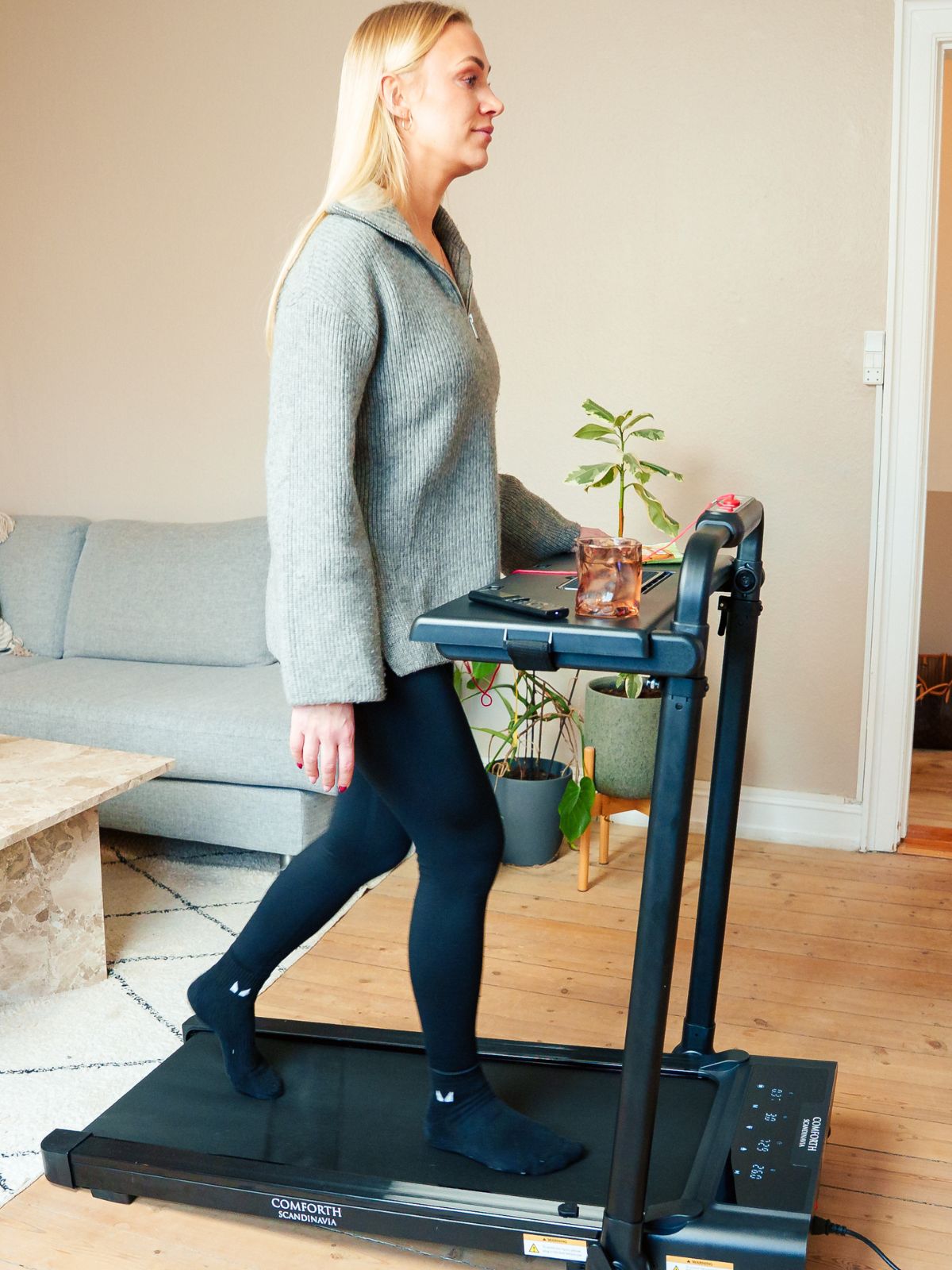 Kvinne på Comforth MotionPro gåbånd